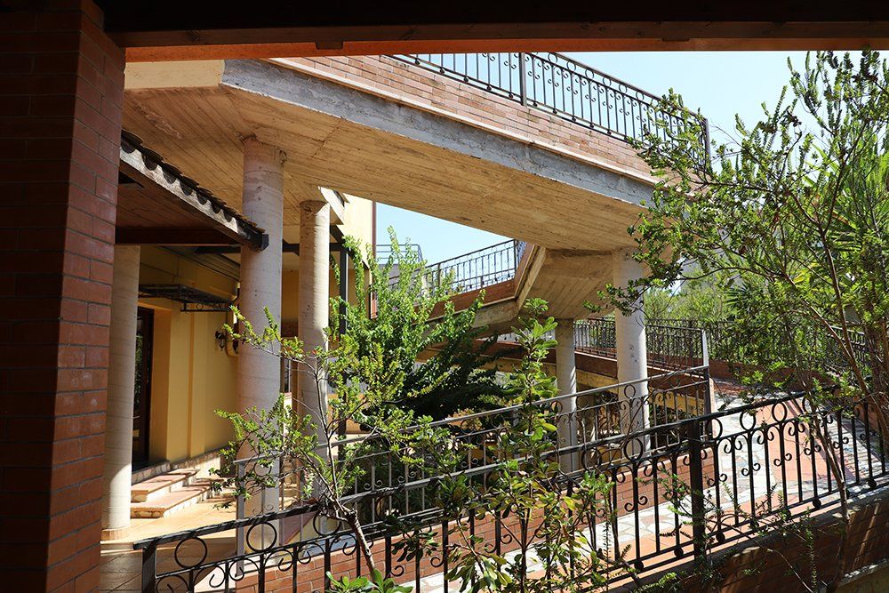 Un ponte sopra un edificio con una recinzione di fronte