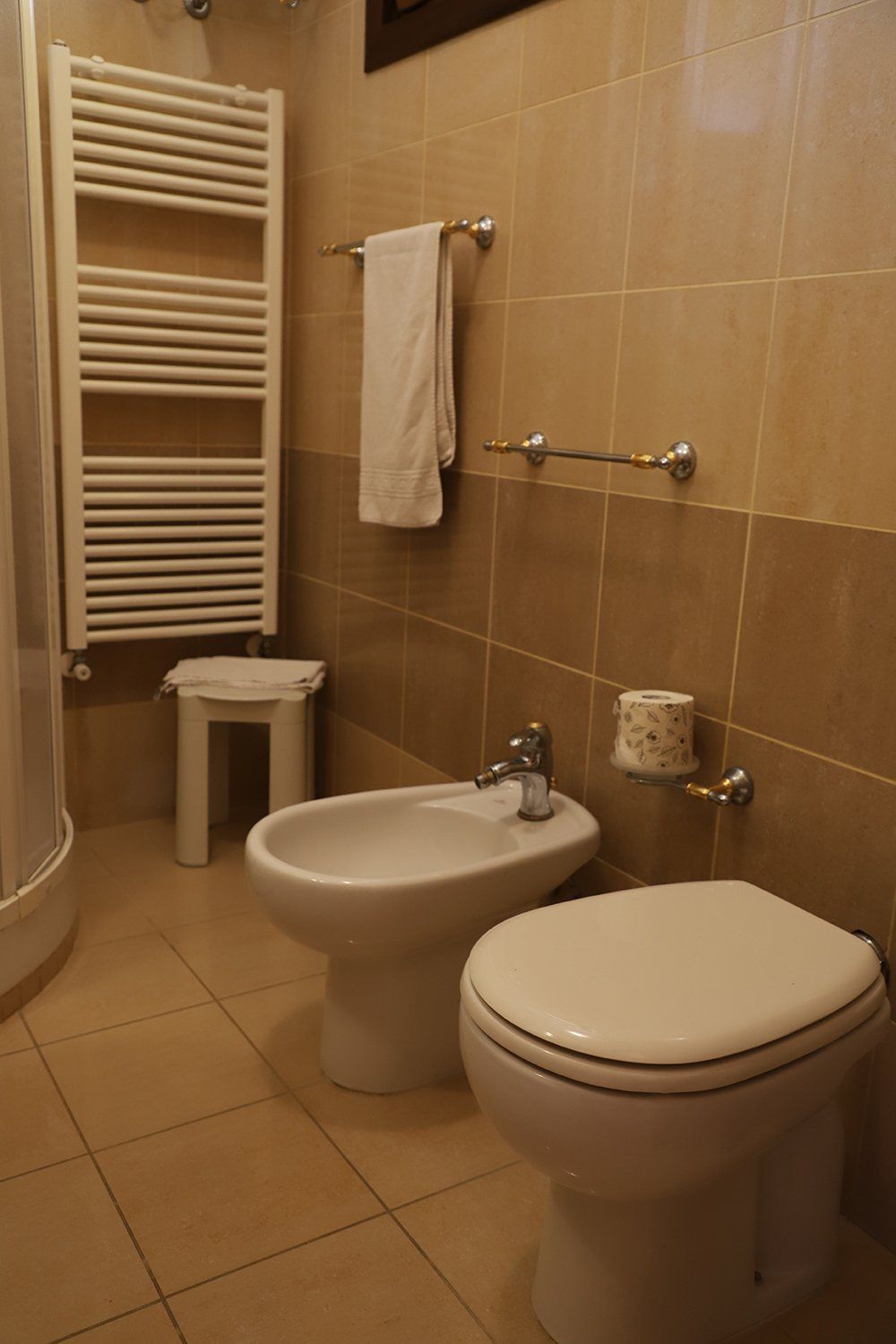 Un bagno con wc, bidet e portasciugamani