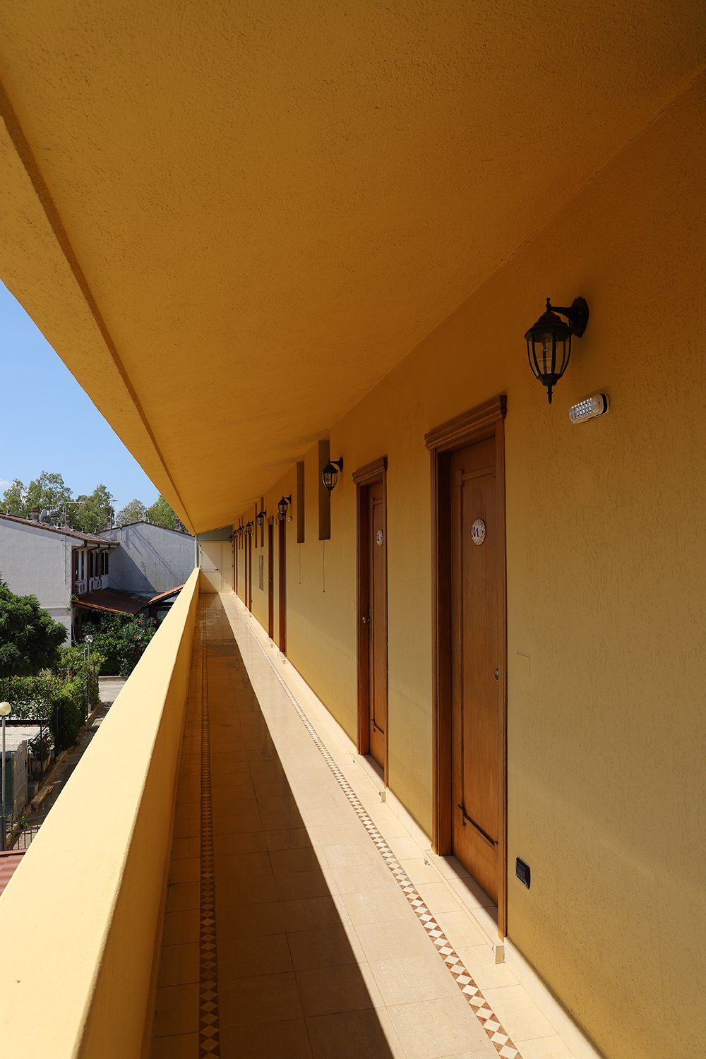 Un lungo corridoio in un edificio con il numero 2801 sul muro