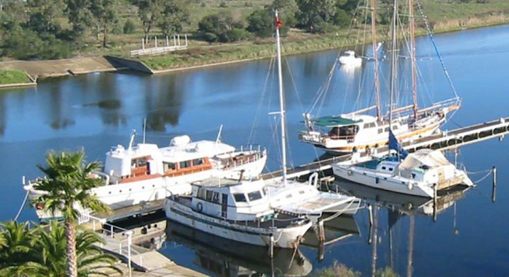 Diverse barche sono attraccate a un molo su uno specchio d'acqua