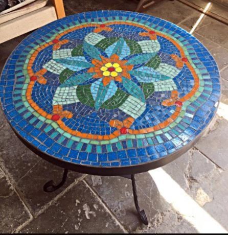 חנה פריזיאן - שולחן עגול למרפסת