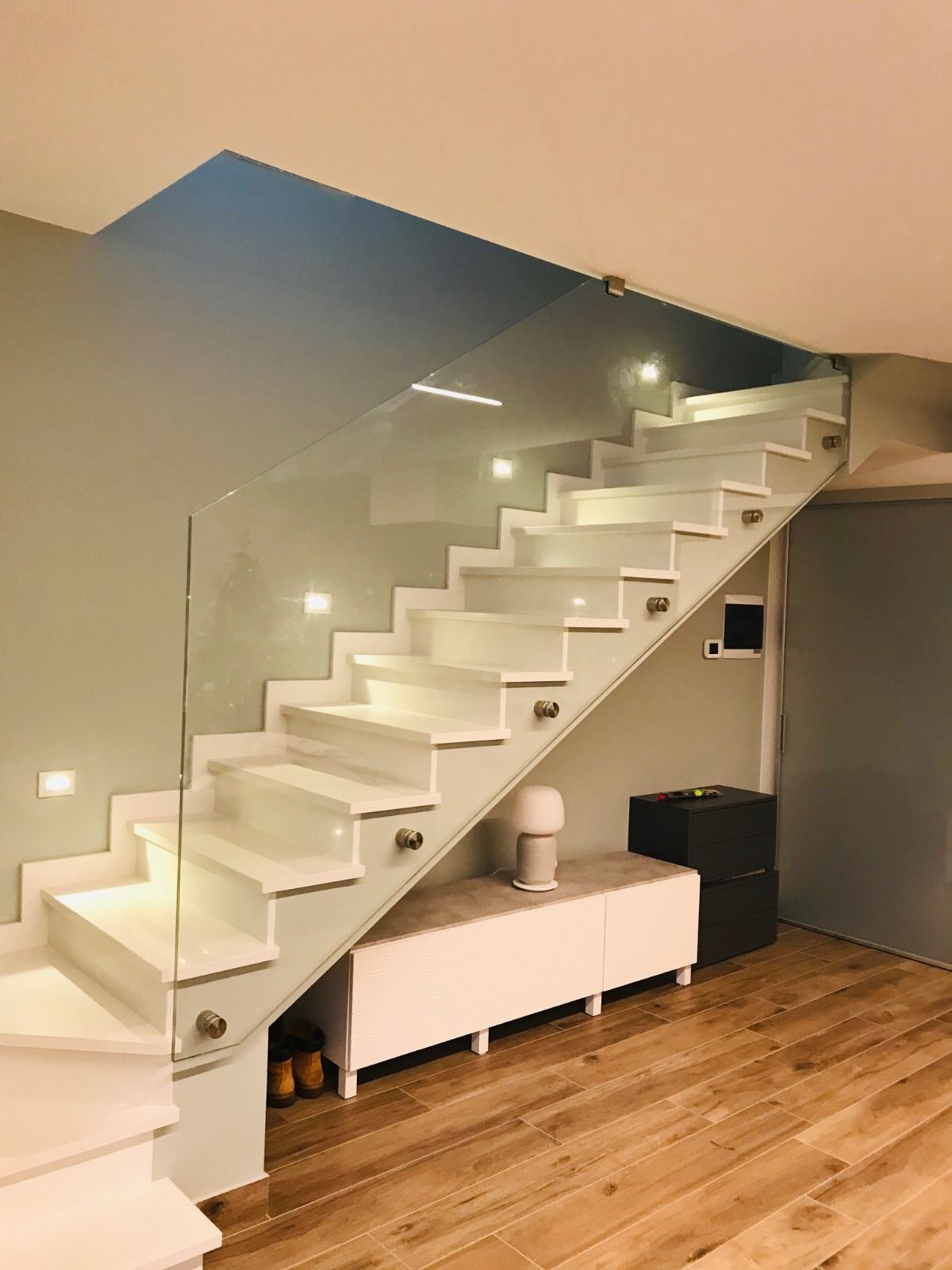 scala con corrimano in  vetro