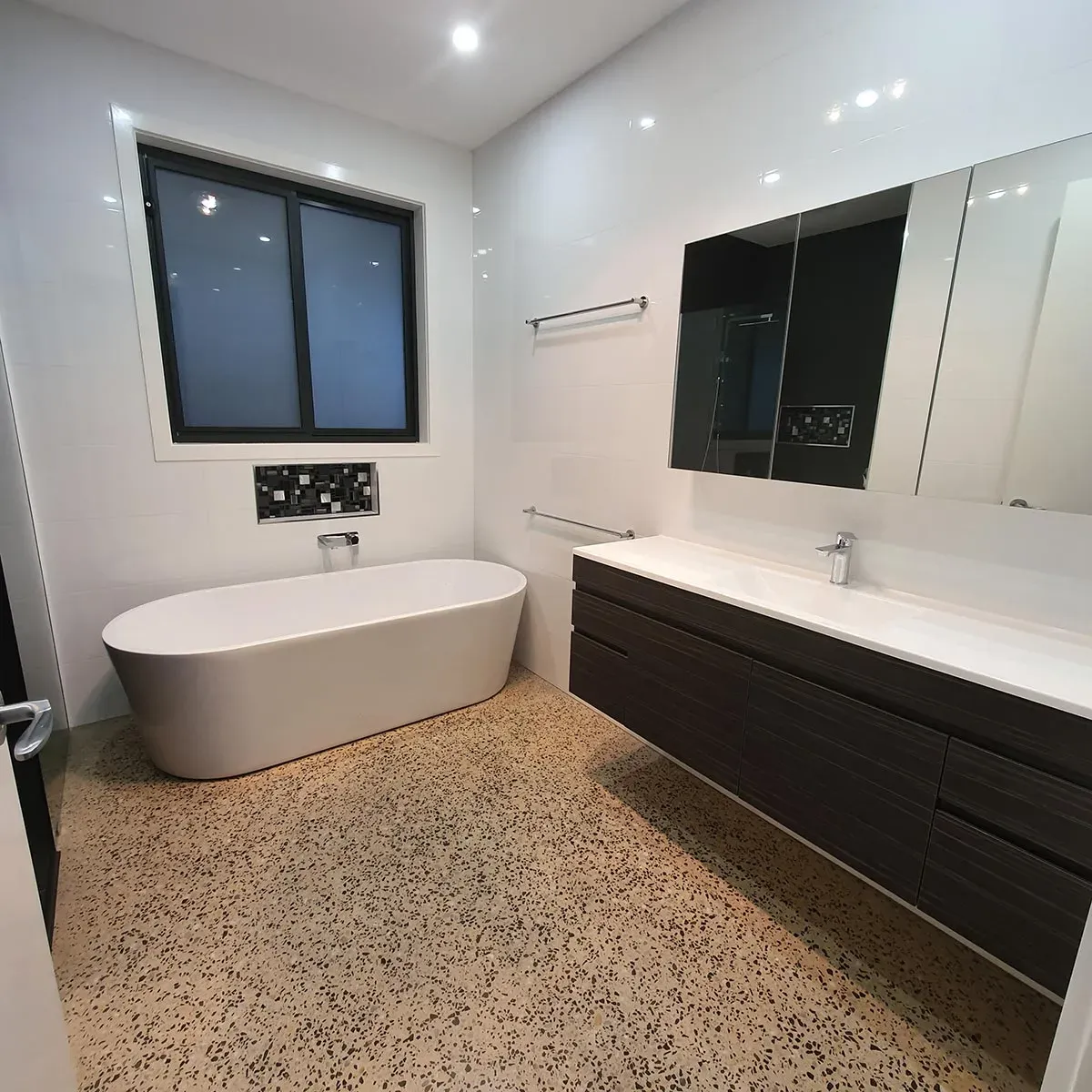 Restroom with White Bathtub | Indented Head, Vic | Coastyle Building Solutions