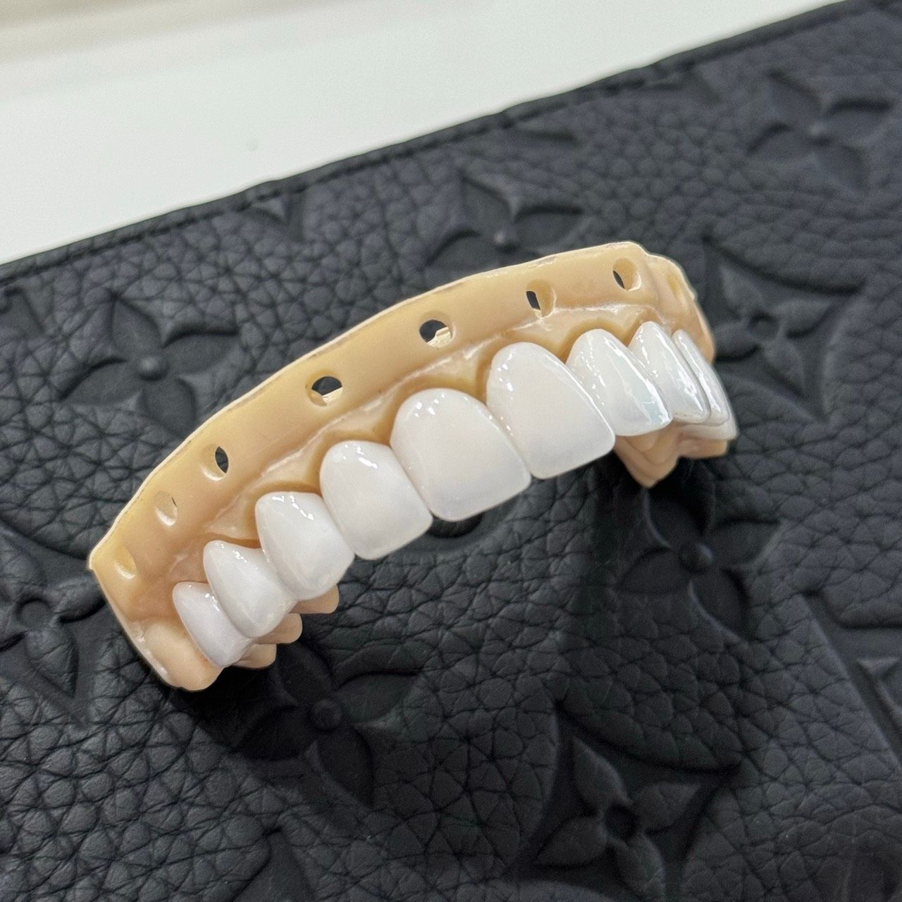 黃琮勛醫師 美容牙科｜頂級陶瓷貼片｜微笑設計｜陶瓷貼片的迷思：貼片後會蛀牙嗎？跟全瓷冠哪個好？