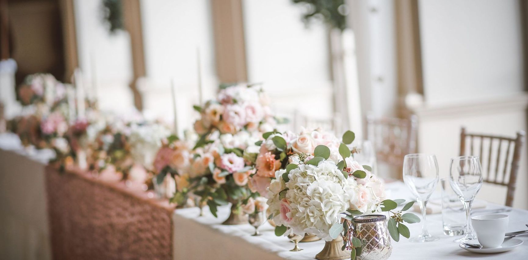 Mesa de Casamento com flores brancas e loiça