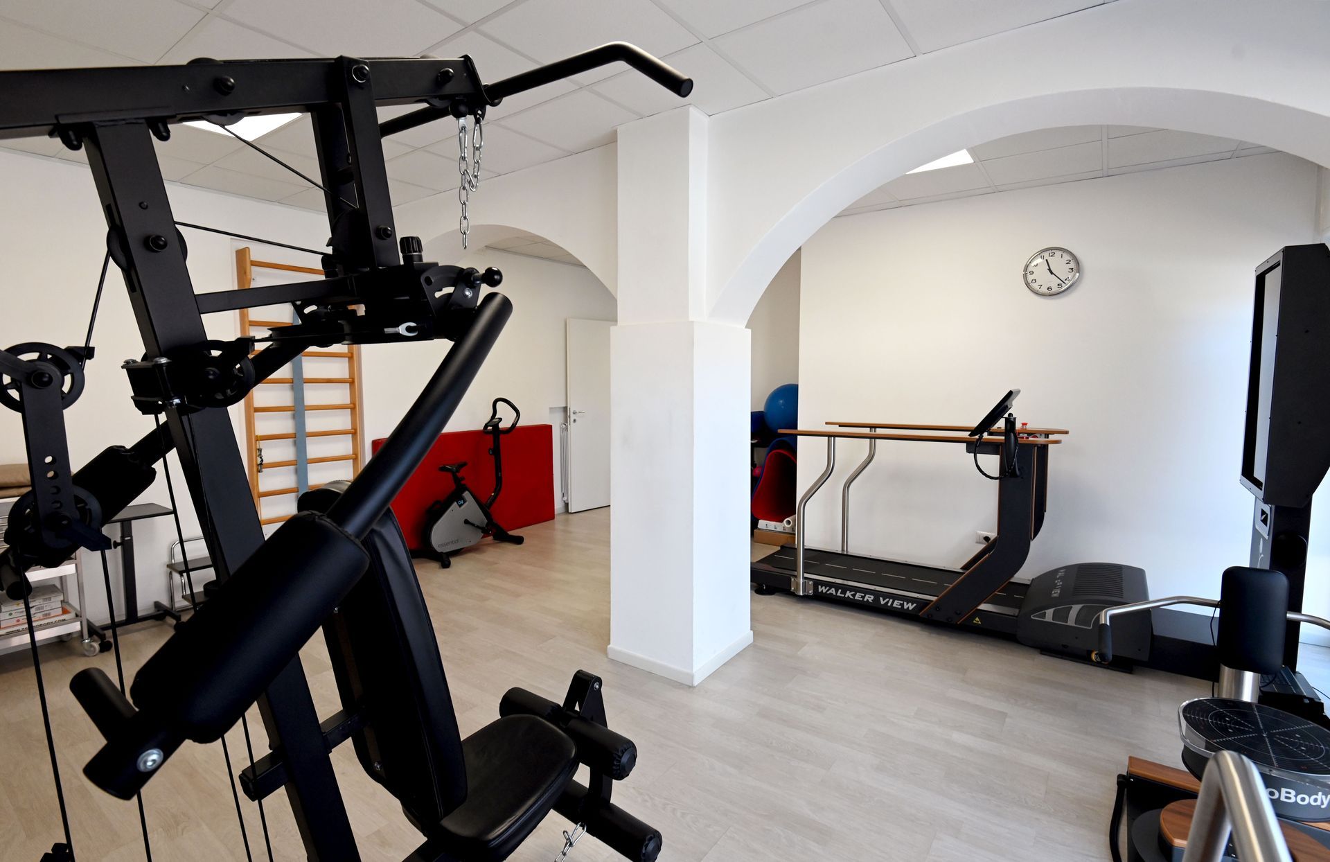 Attrezzature moderne e spazi luminosi 