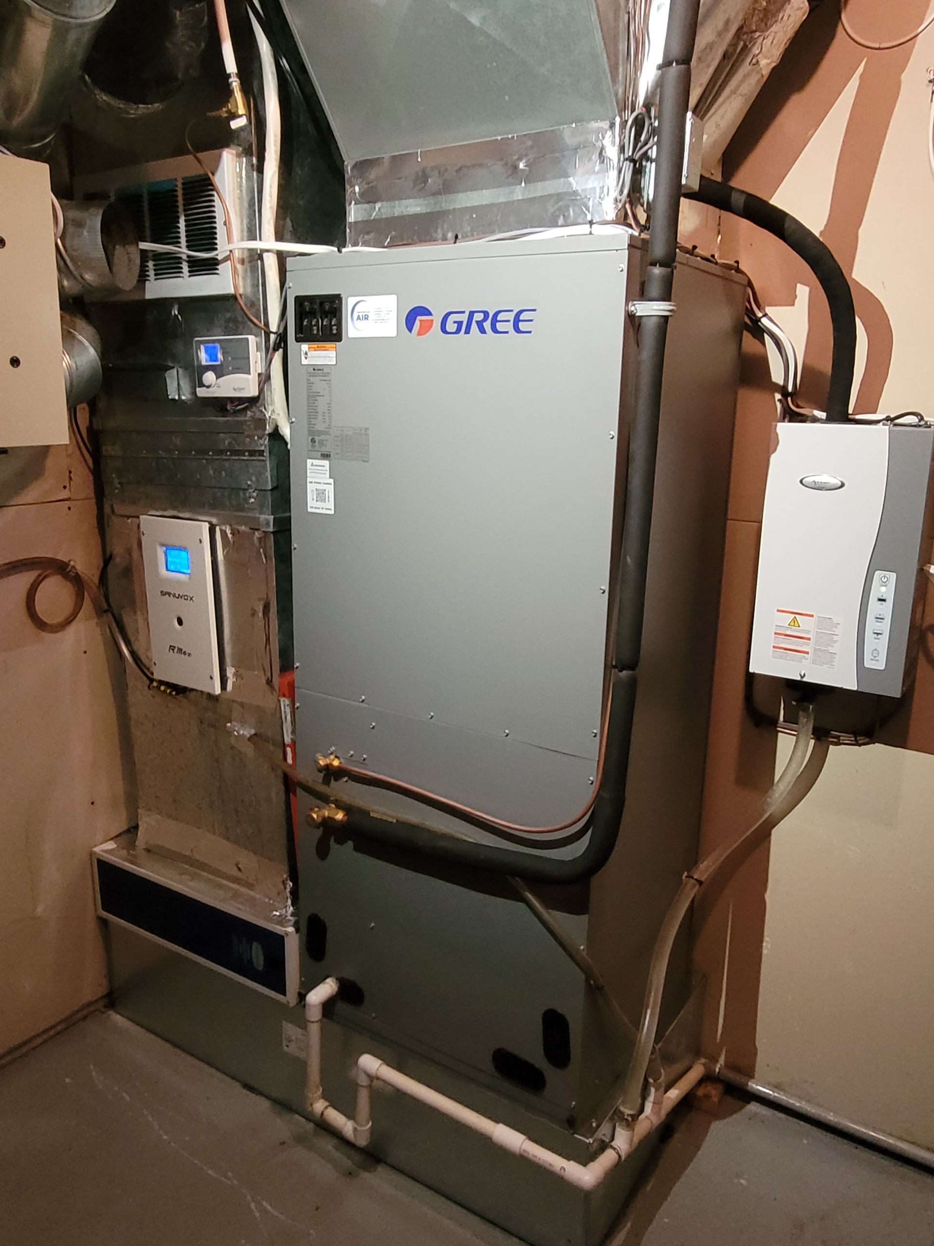 Un système de chauffage et de climatisation est installé dans un sous-sol.