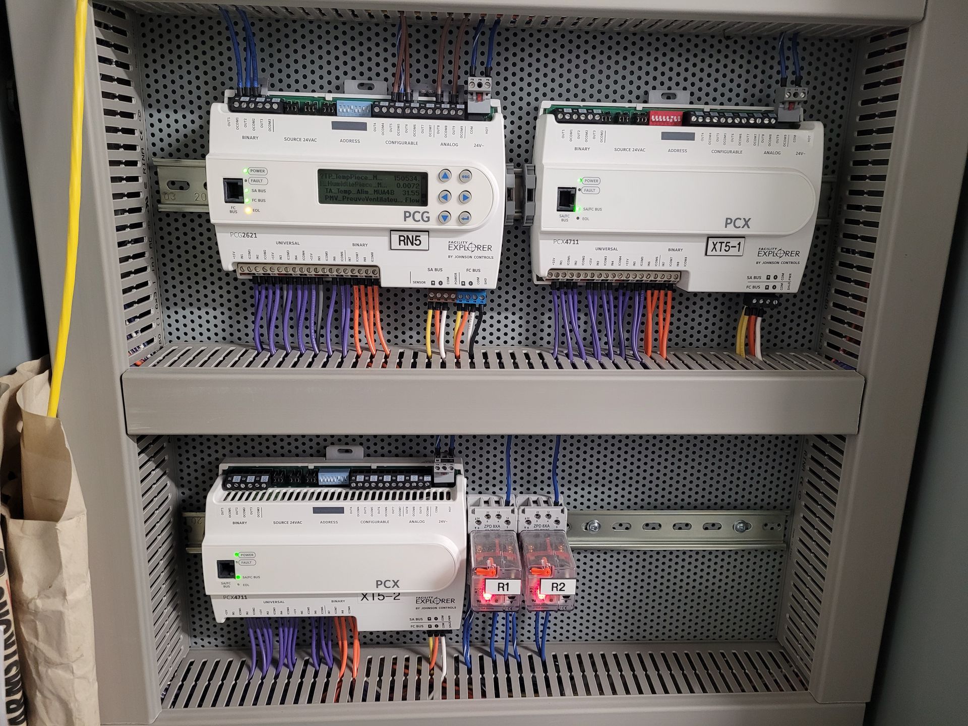 Un panneau de contrôle avec beaucoup de fils qui en sortent