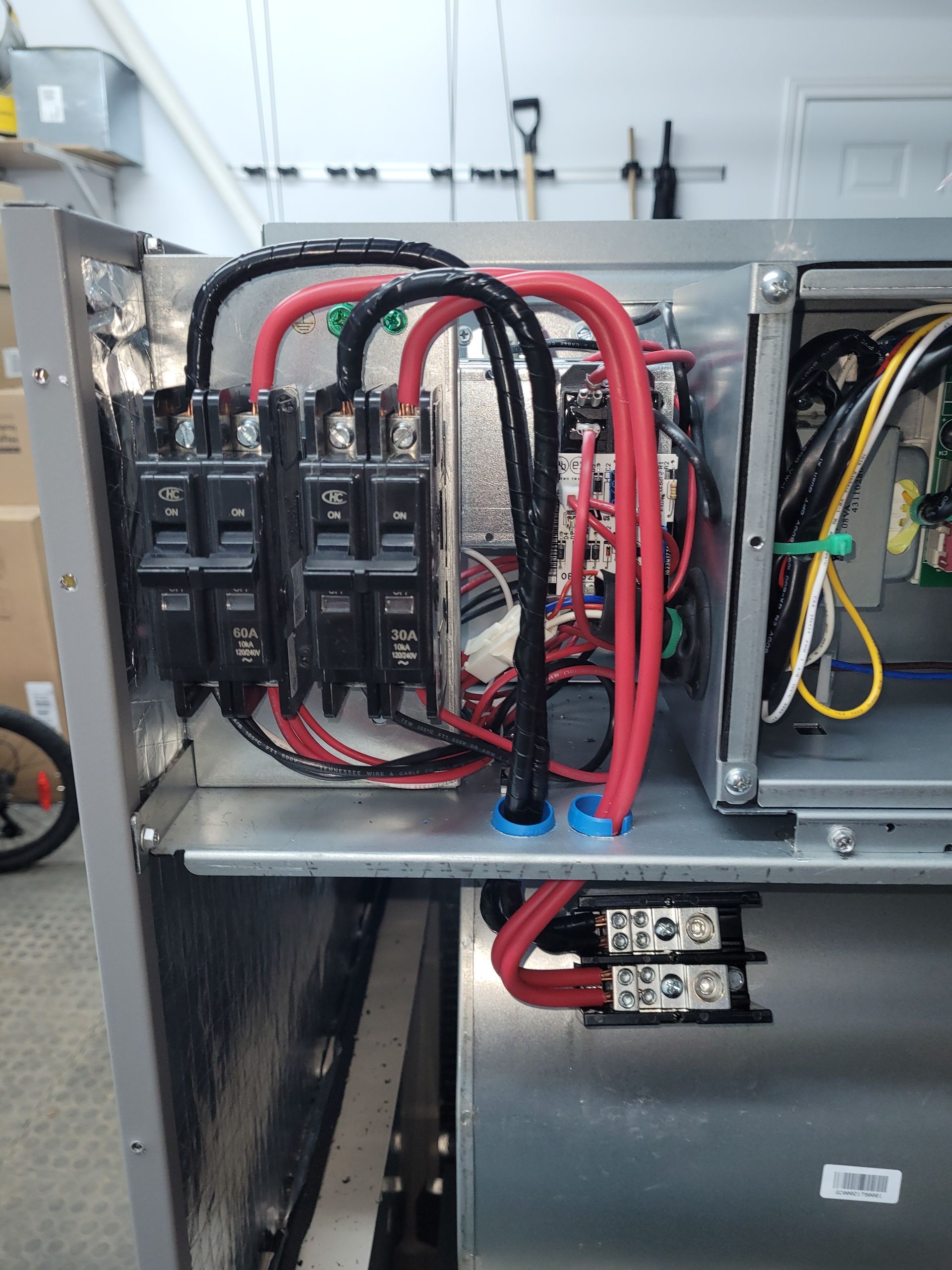 Une boîte avec un tas de fils qui en sortent