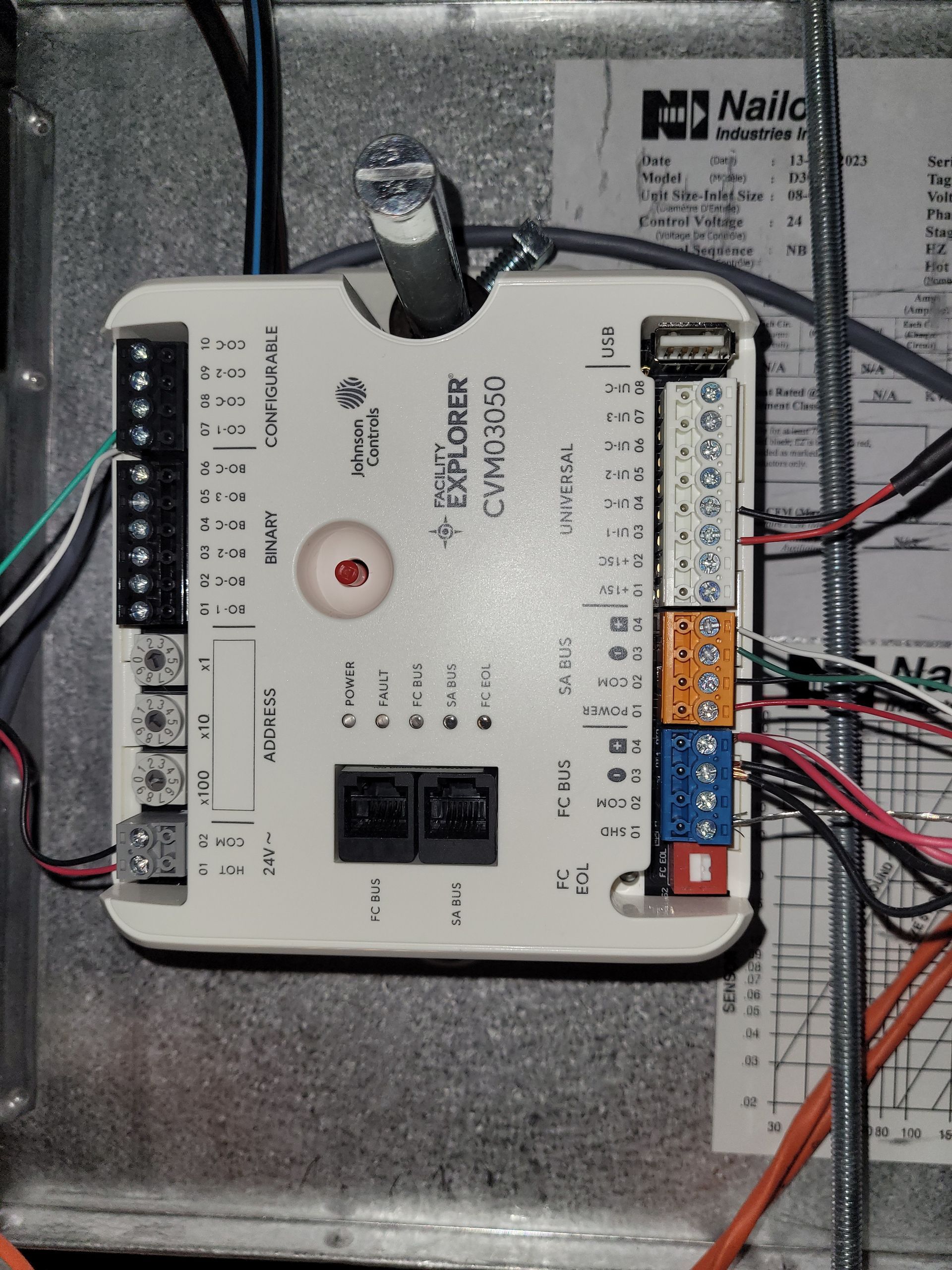 Un appareil électronique narlc avec de nombreux fils connectés
