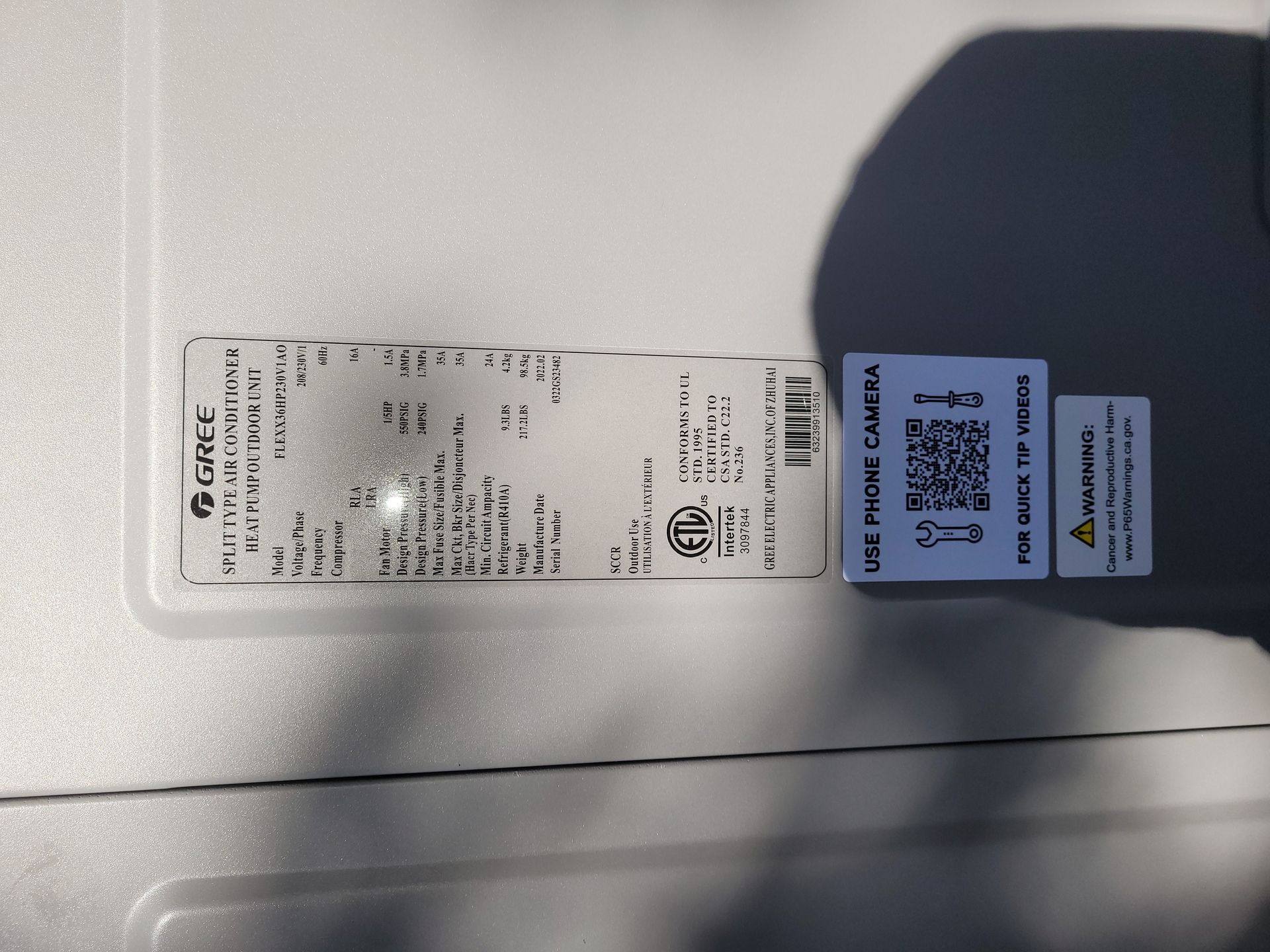 Un objet blanc avec un code QR dessus