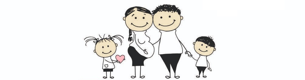 Famiglia di quattro persone in stile cartone animato, sorridente e in piedi insieme, con un piccolo cuore rosa sulla maglietta del bambino.