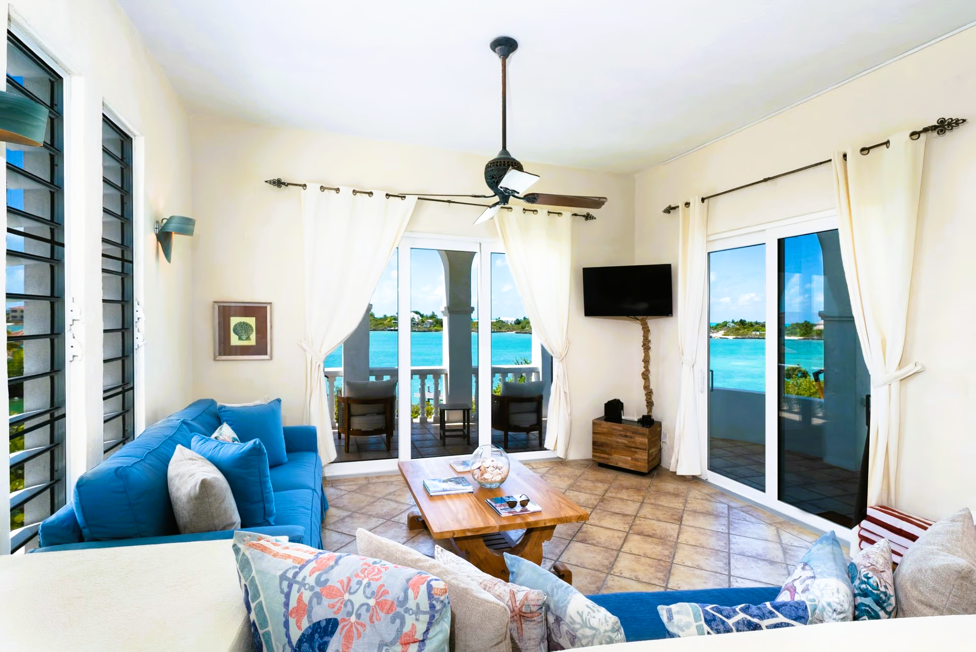 A living room filled with furniture and a ceiling fan.
