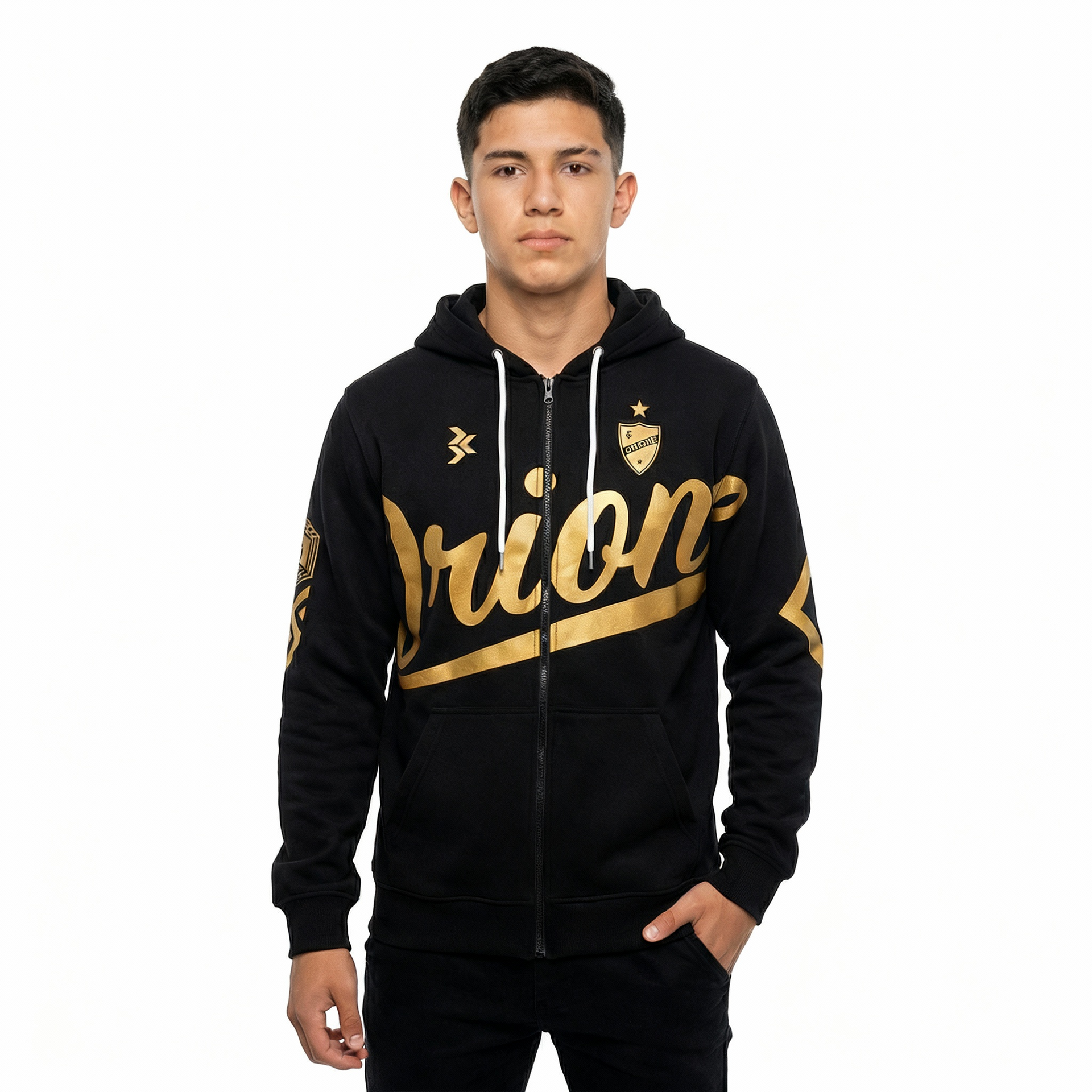 Hombre con sudadera negra con letras doradas 