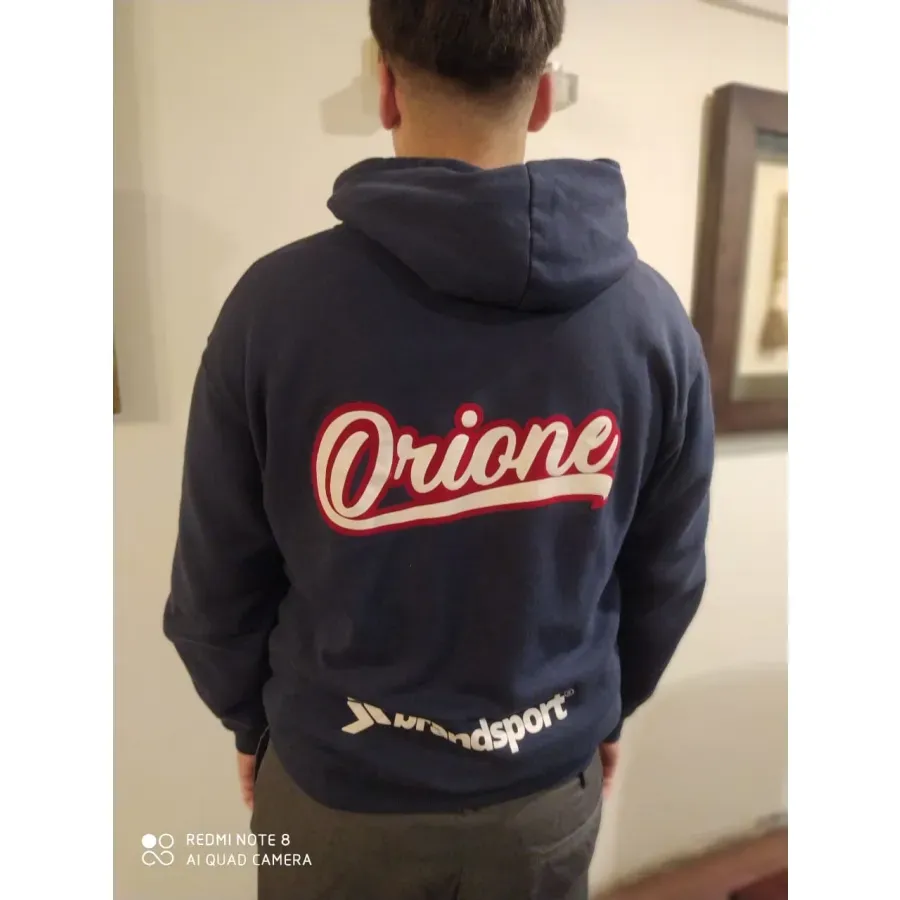 Persona que lleva una sudadera con capucha azul marino con la palabra 