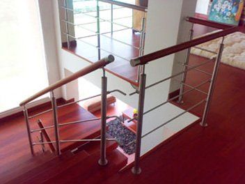 Baranda en acero inoxidable y madera