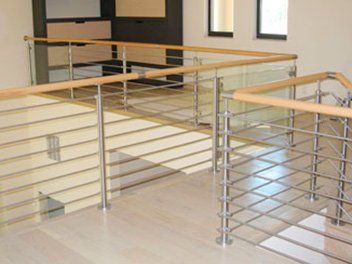 Baranda en acero inoxidable y madera