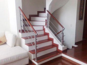 Baranda en acero inoxidable y madera