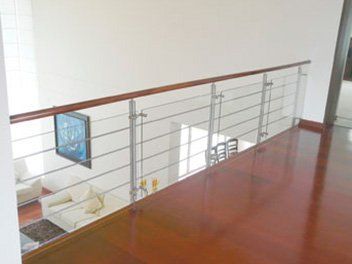 Baranda en acero inoxidable y vidrio