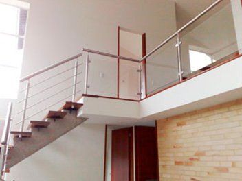 Baranda en acero inoxidable y vidrio