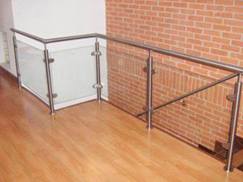 Baranda en acero inoxidable y vidrio