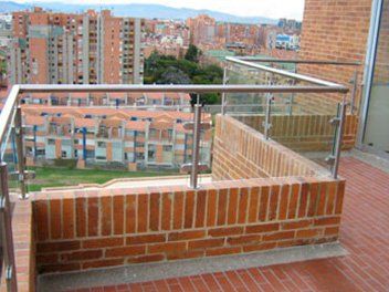 Baranda en acero inoxidable y vidrio