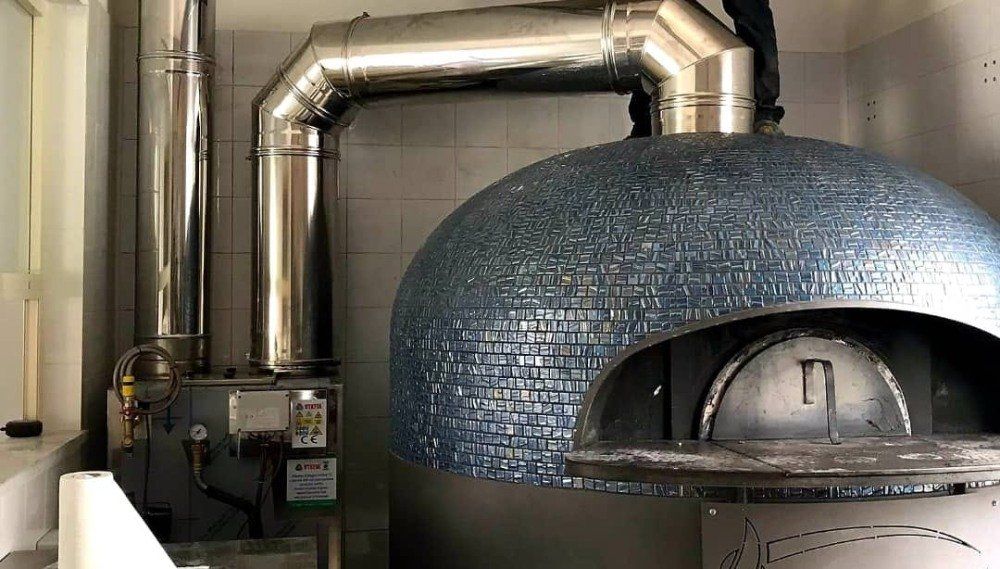 wood-fired oven with smoke extractor