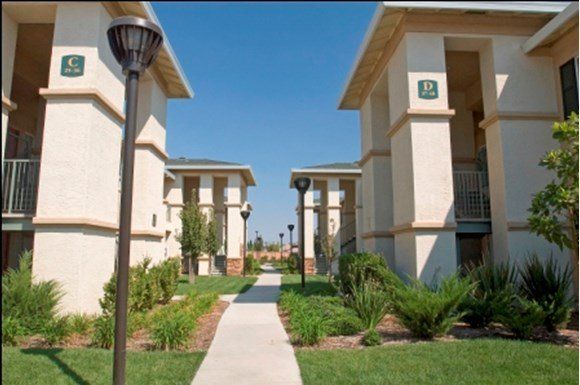 River Oaks Apartment Exterior