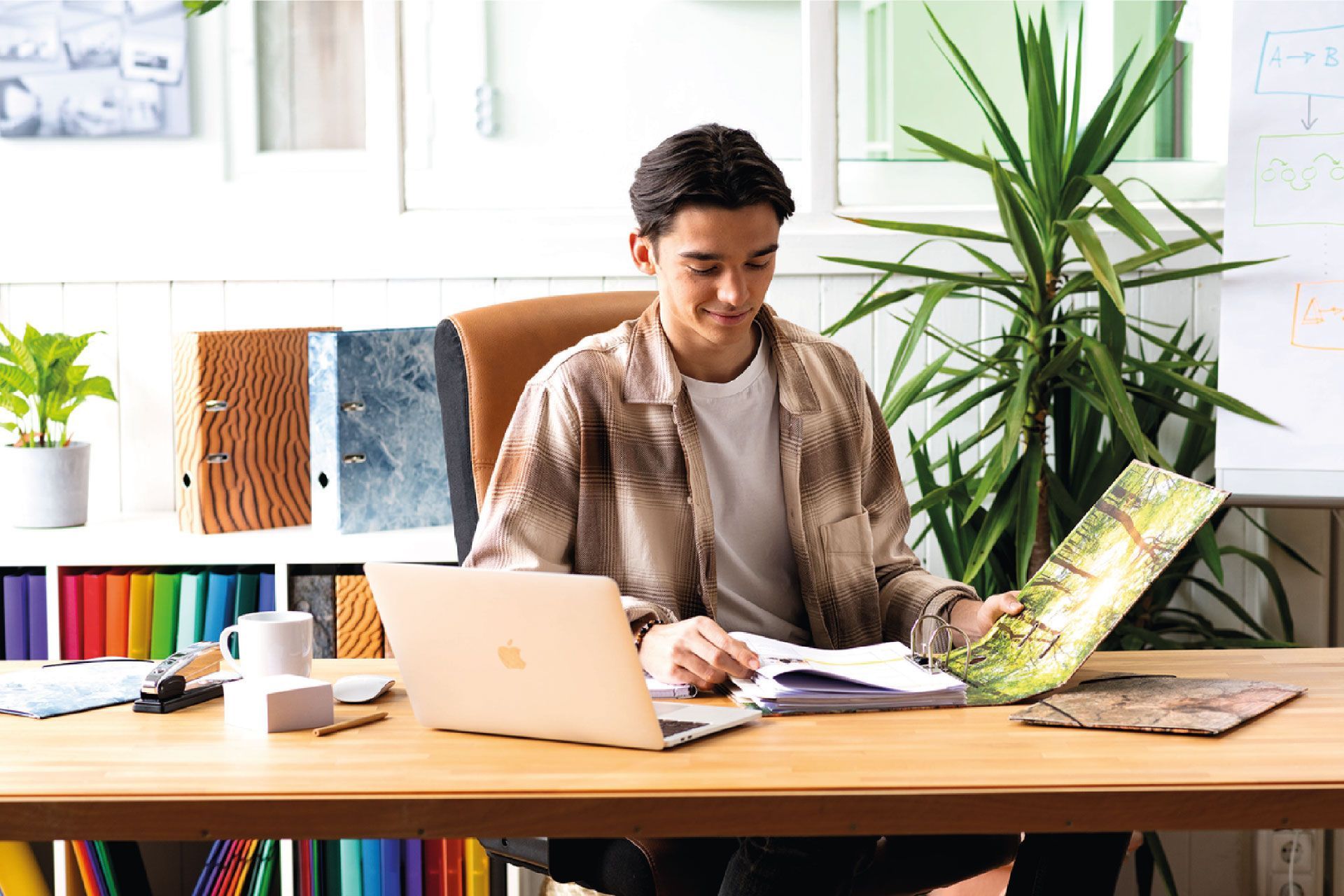 imagem de homem com pastas e arquivos herma na mesa