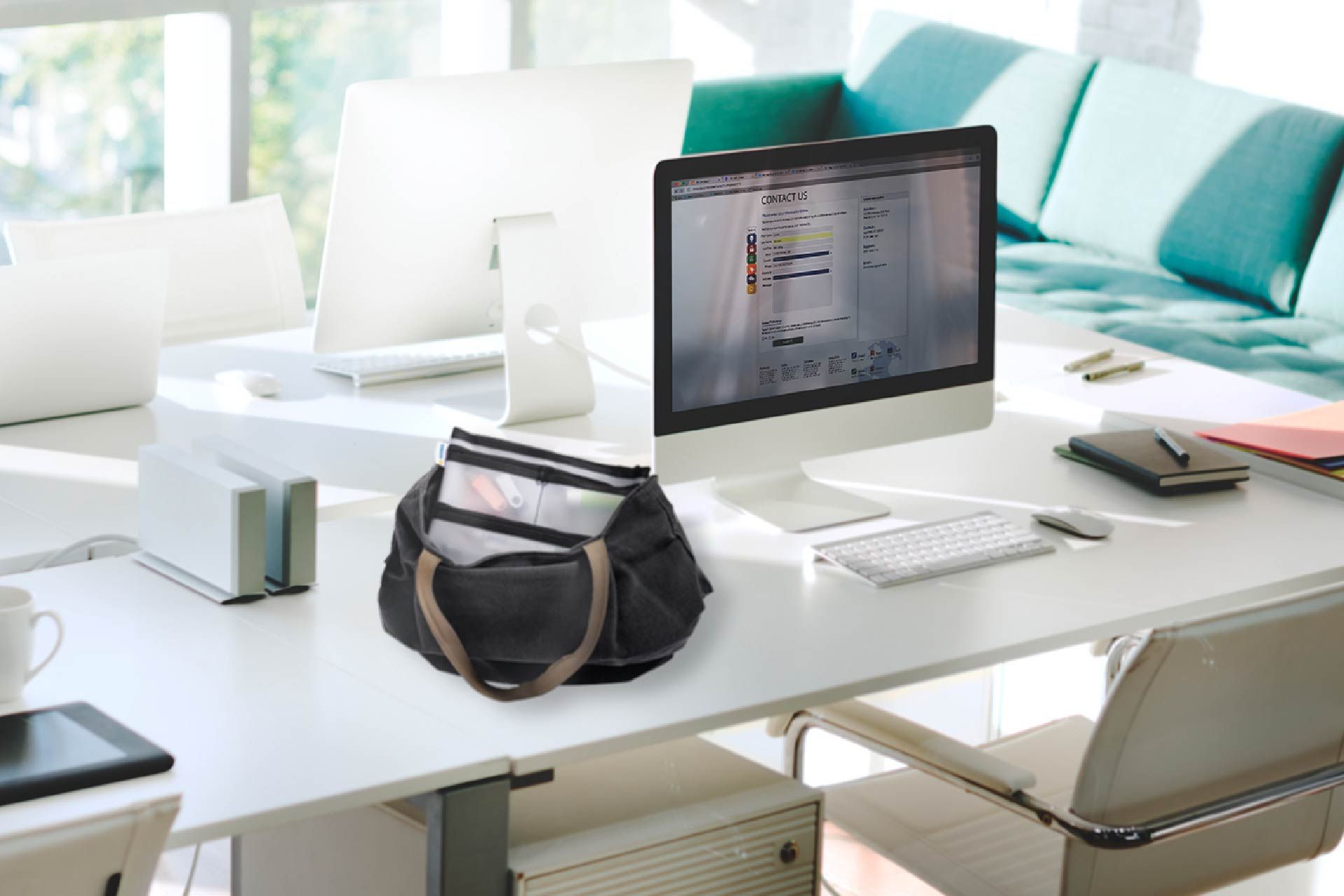 multibag preta da herma em cima da mesa