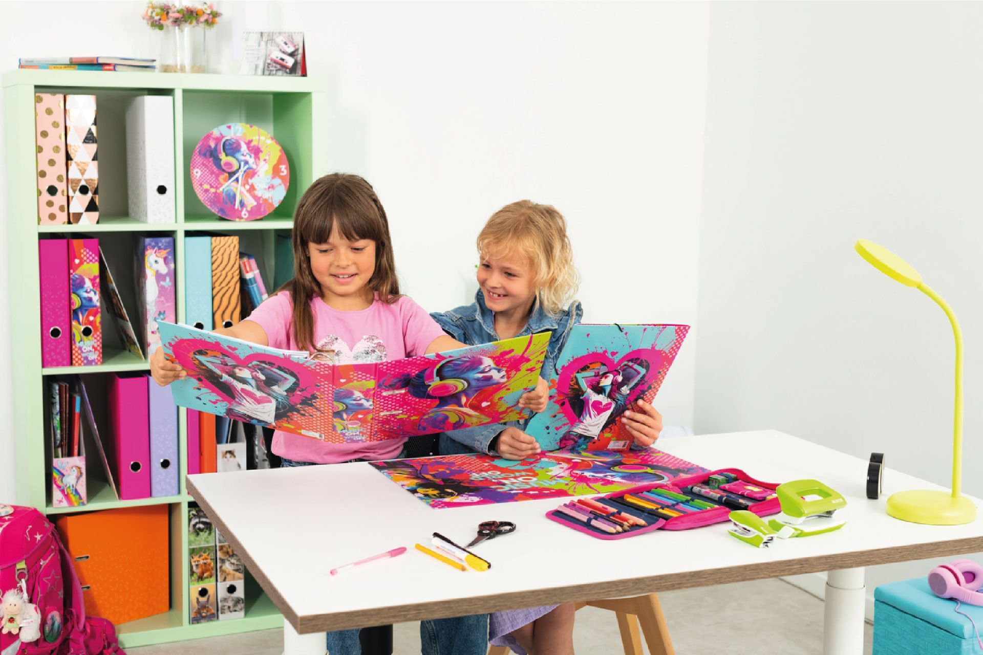 imagem de criancas com arquivos e pastas da herma