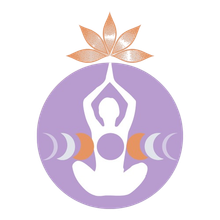 Figura meditativa dentro de un círculo púrpura, lunas crecientes, flor de loto.
