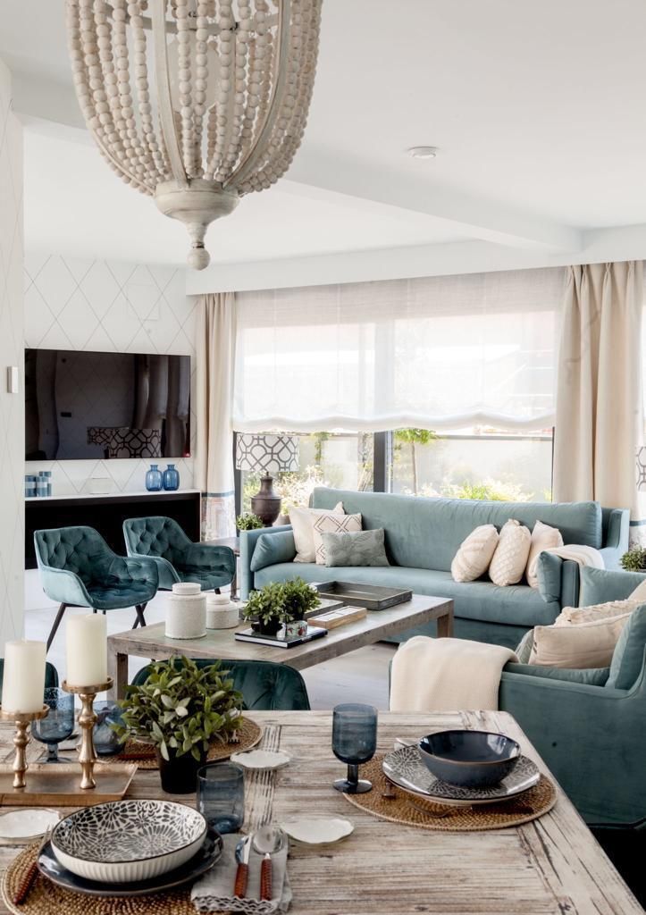 Un sofá azul está delante de una pared azul.