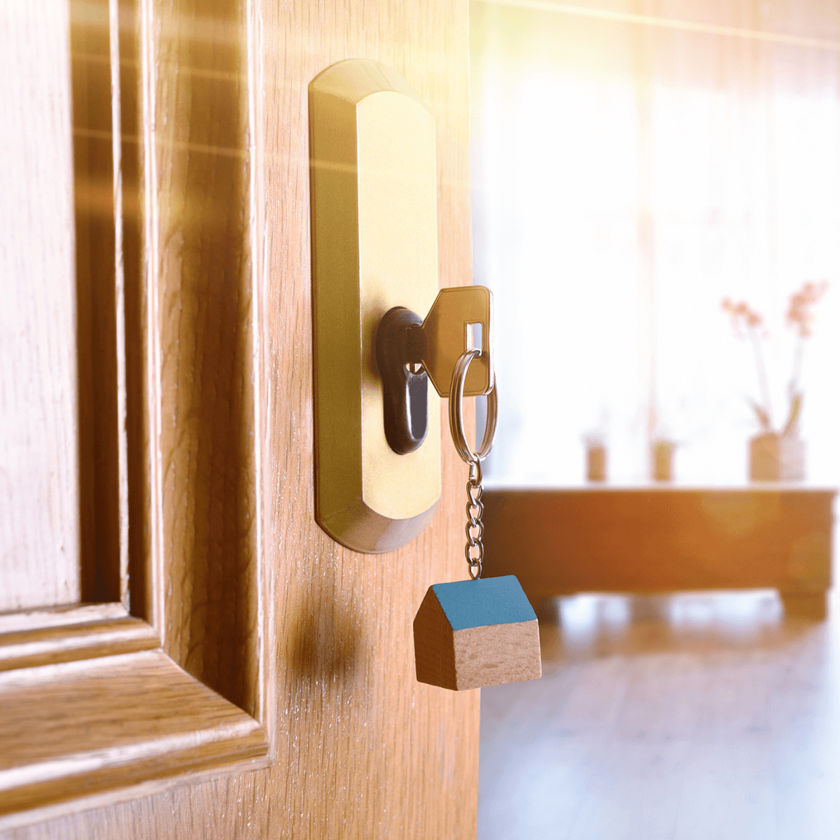 Una puerta de madera con una llave colgando de ella.