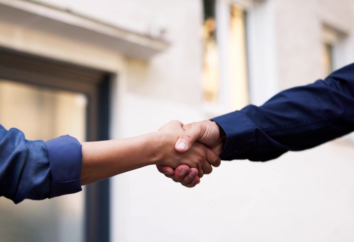 Una sala de estar con un sofá azul y una silla azul.
