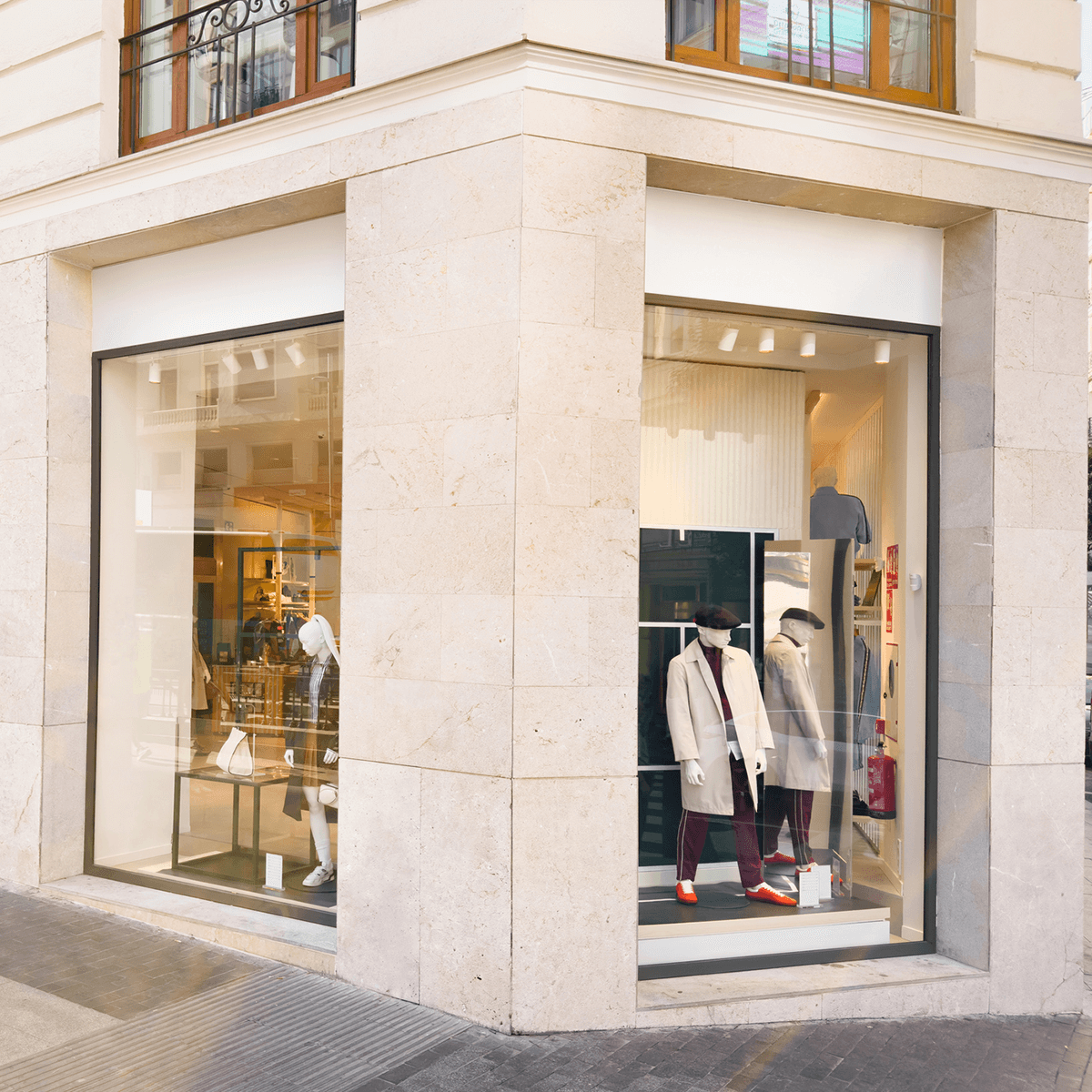 Un escaparate con un maniquí en el escaparate.