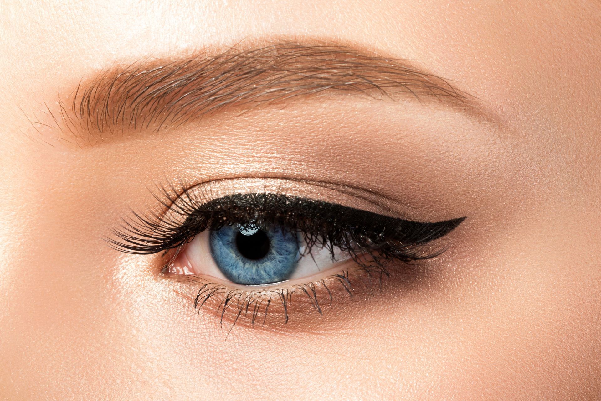 Nahaufnahme des blauen Auges einer Frau mit Make-up