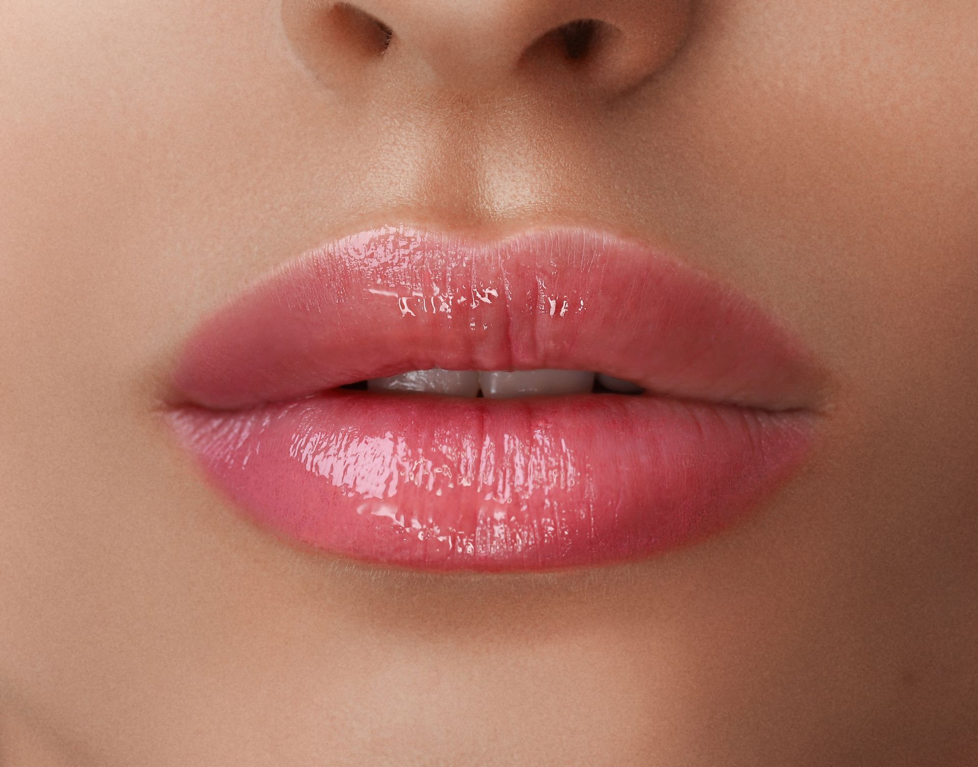 Nahaufnahme der Lippen einer Frau mit rosa Lippenstift
