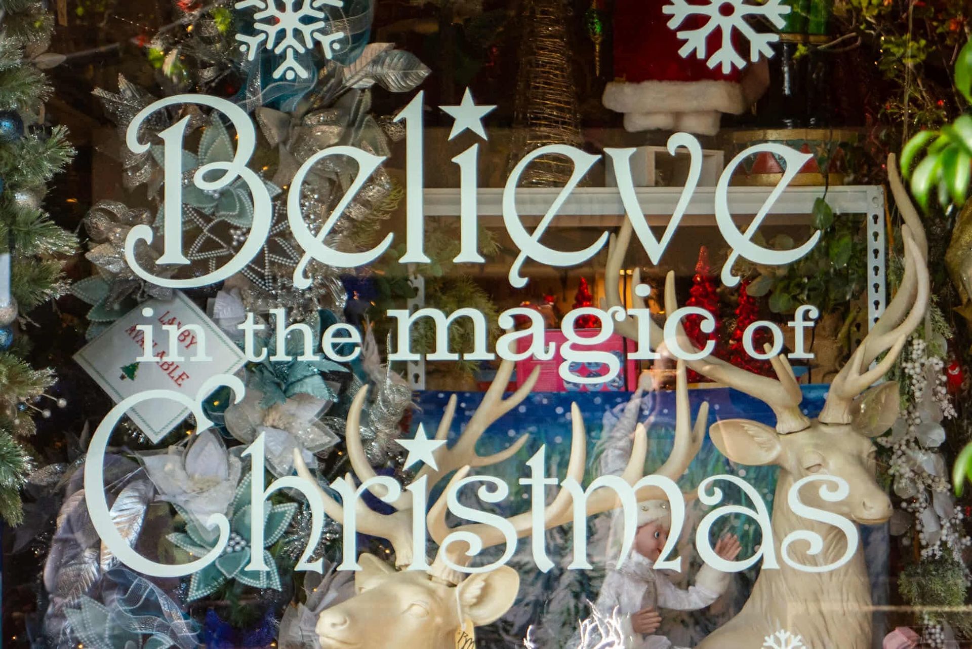 A sign that says `` believe in the magic of christmas ''