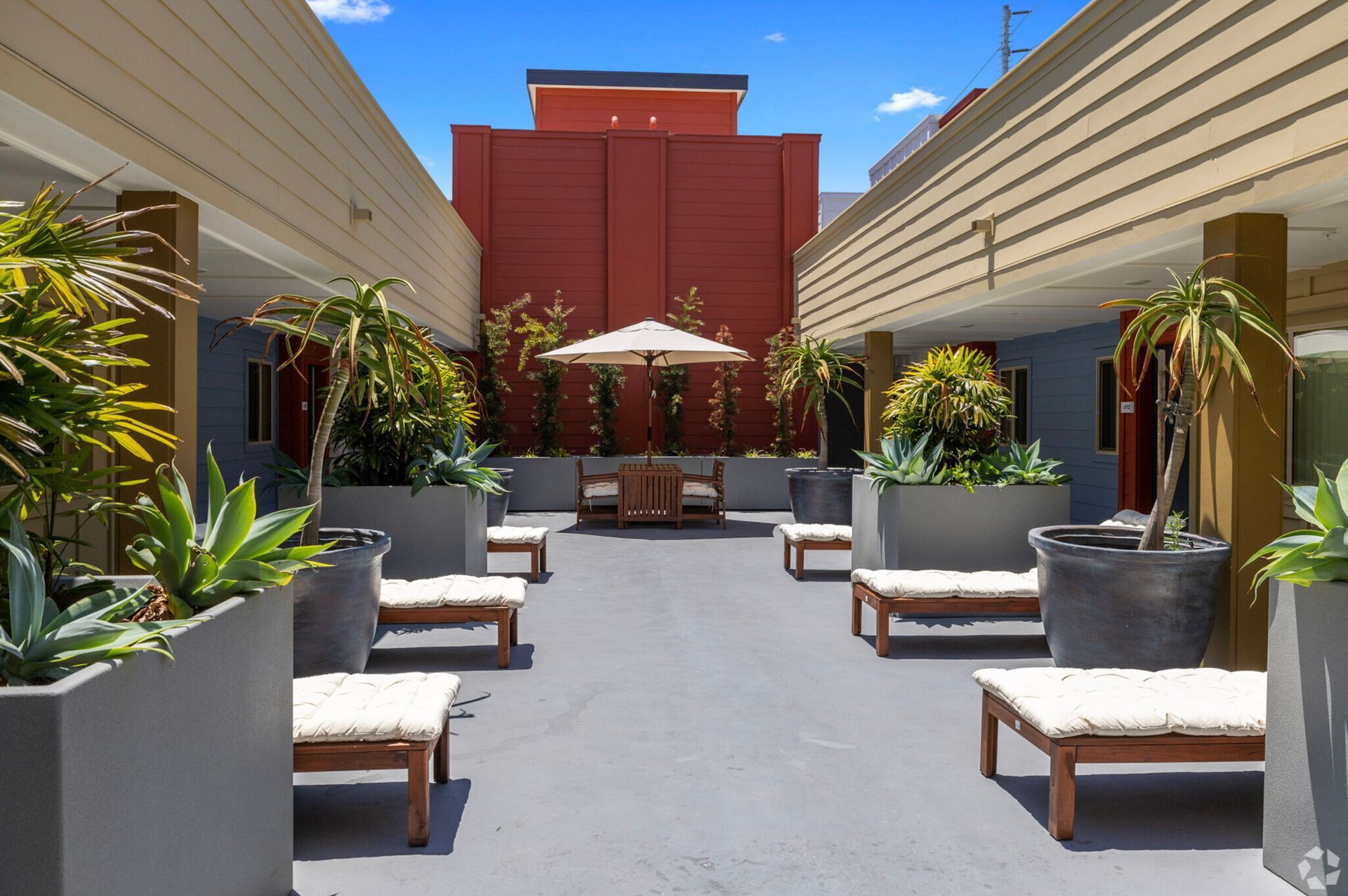 The Lamont - Amenities with chairs