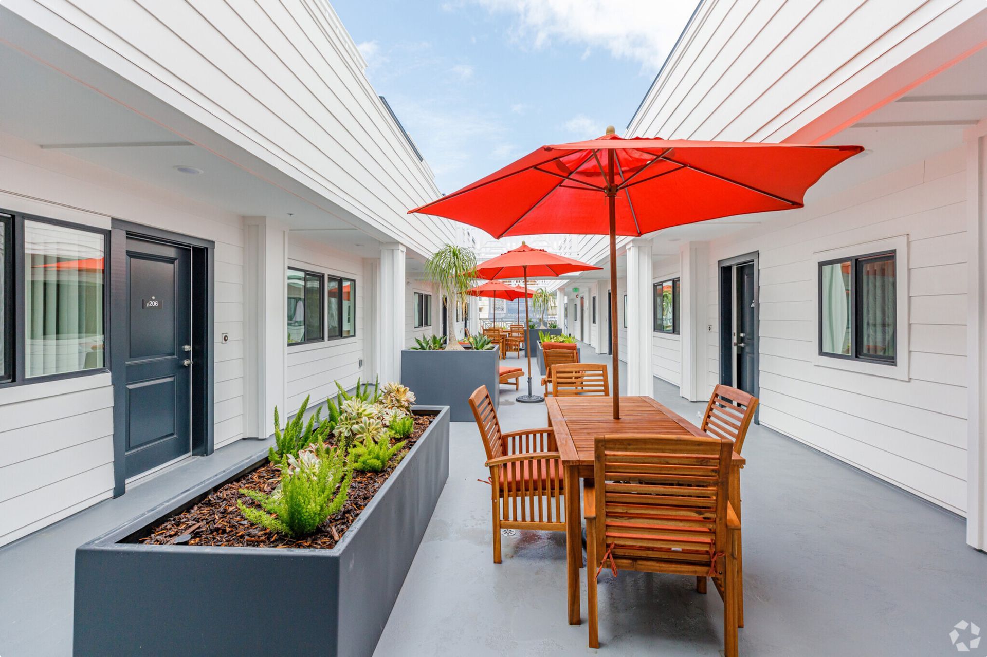 Turquoise Place - Amenities chairs and garden