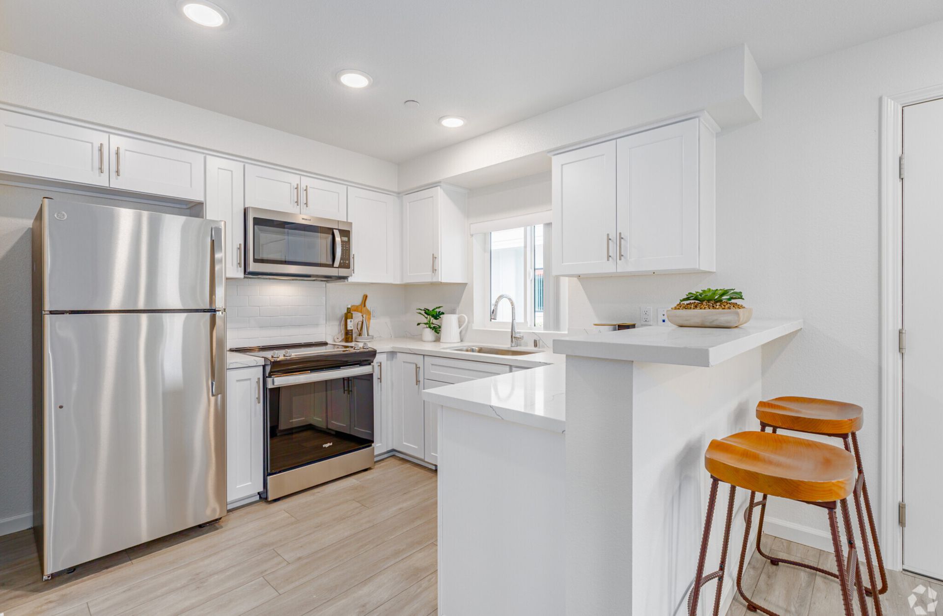 Turquoise Place - Furnished living room with sofa 02