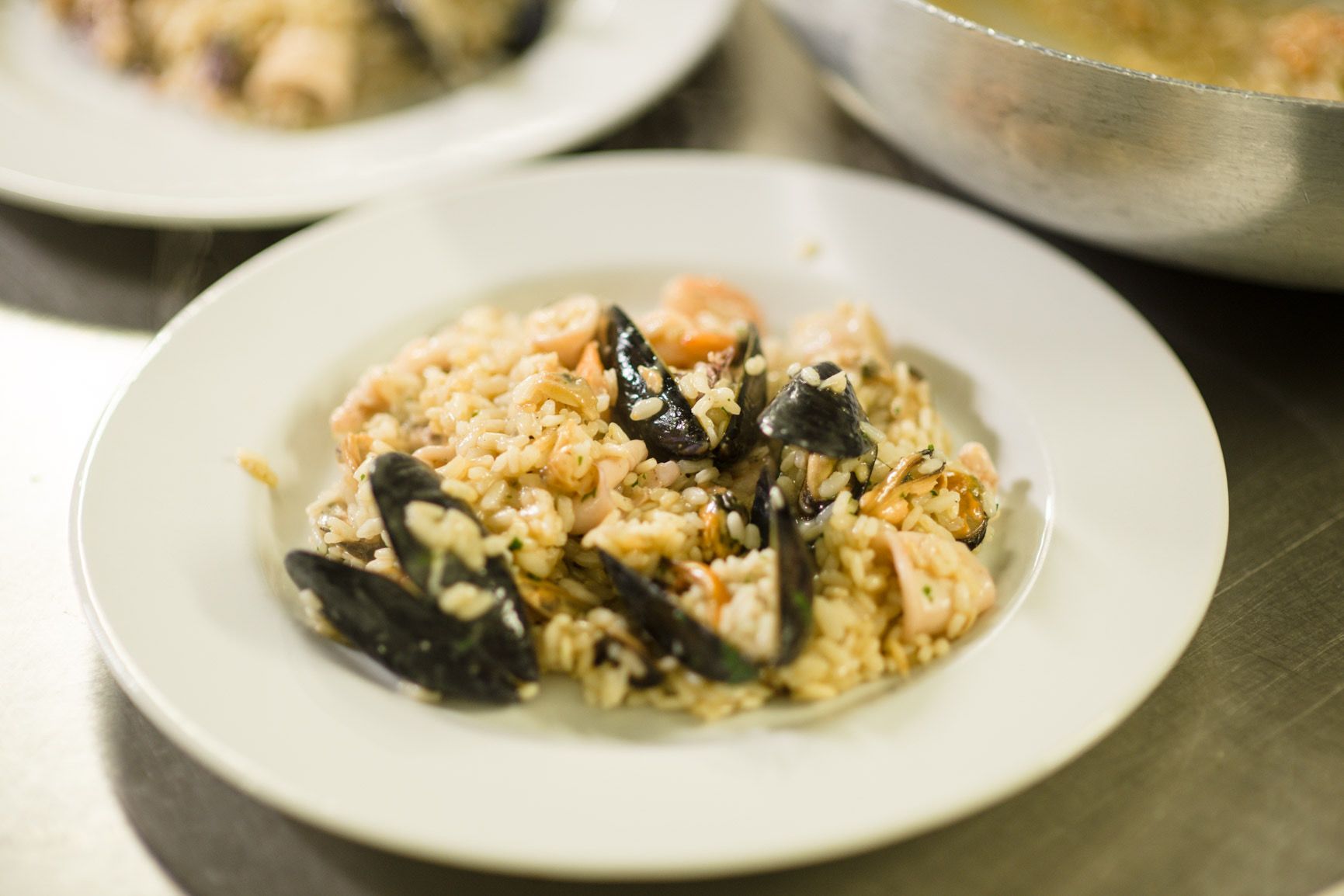 Piatto di risotto ai frutti di mare con cozze.