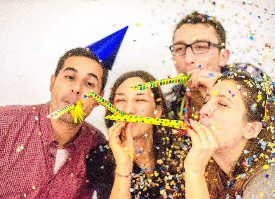 Vier mensen vieren een feest