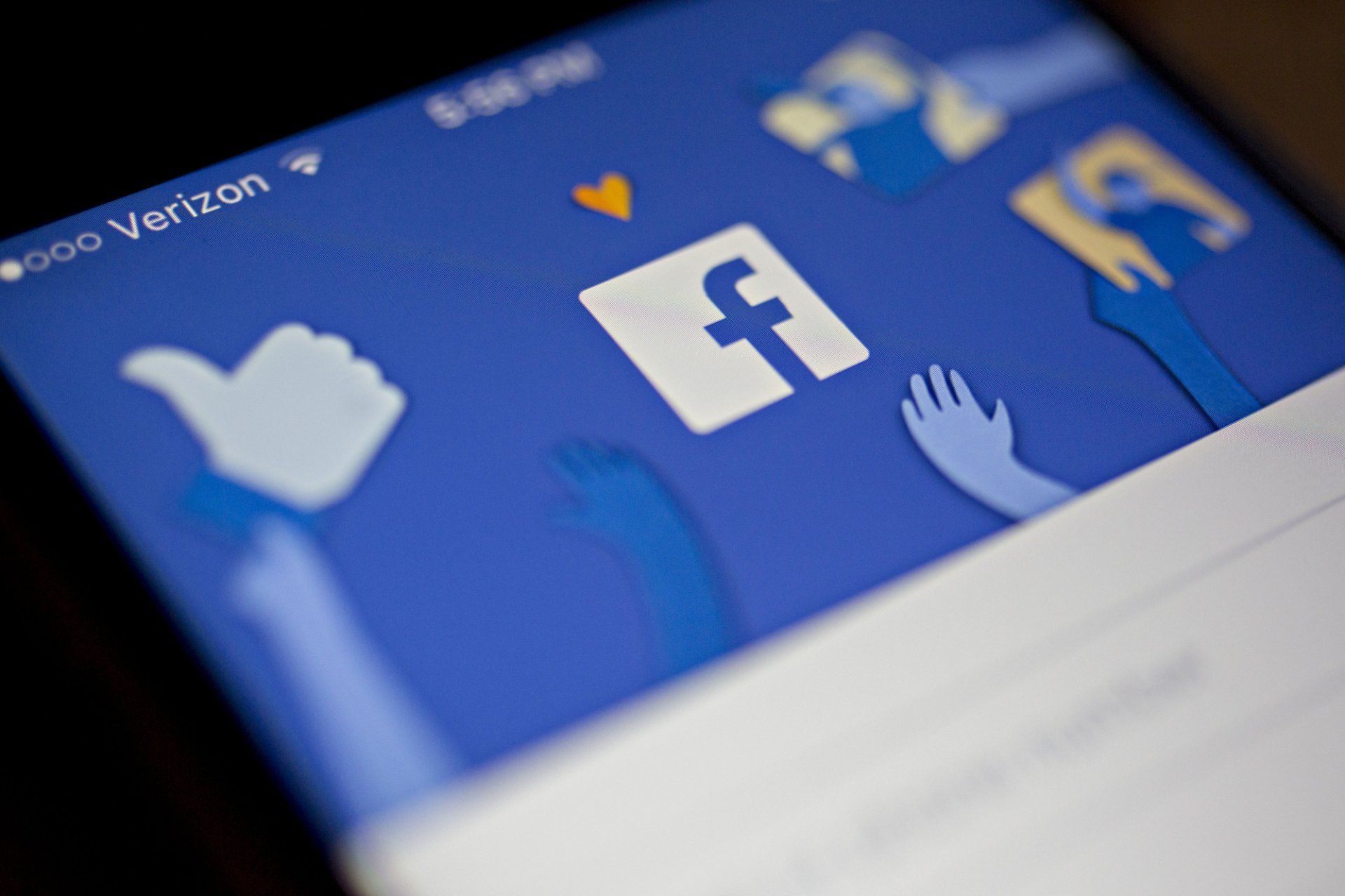 Telefoon met Facebook geopend