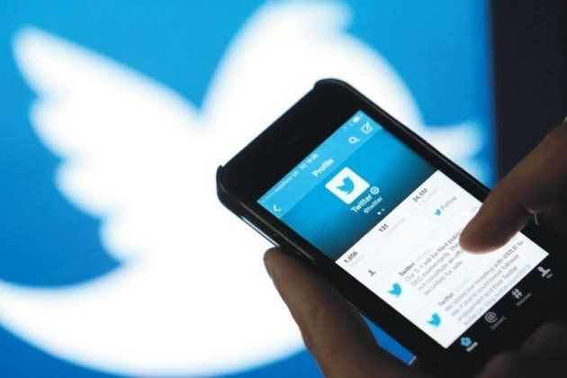 Telefoon met twitter geopend