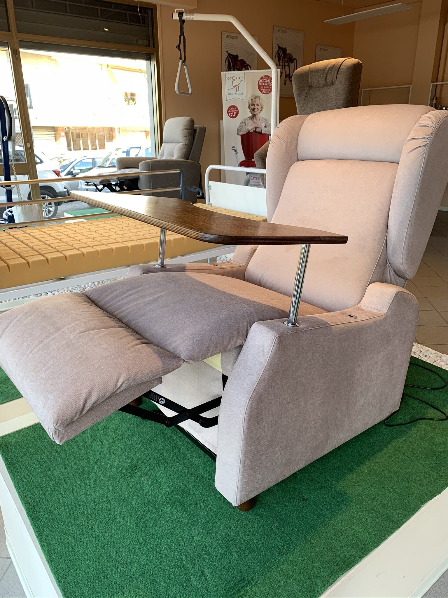 poltrona con posa vivande elettrica