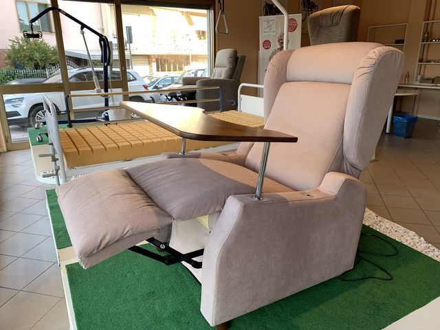 poltrone elettriche con vassoio vivande