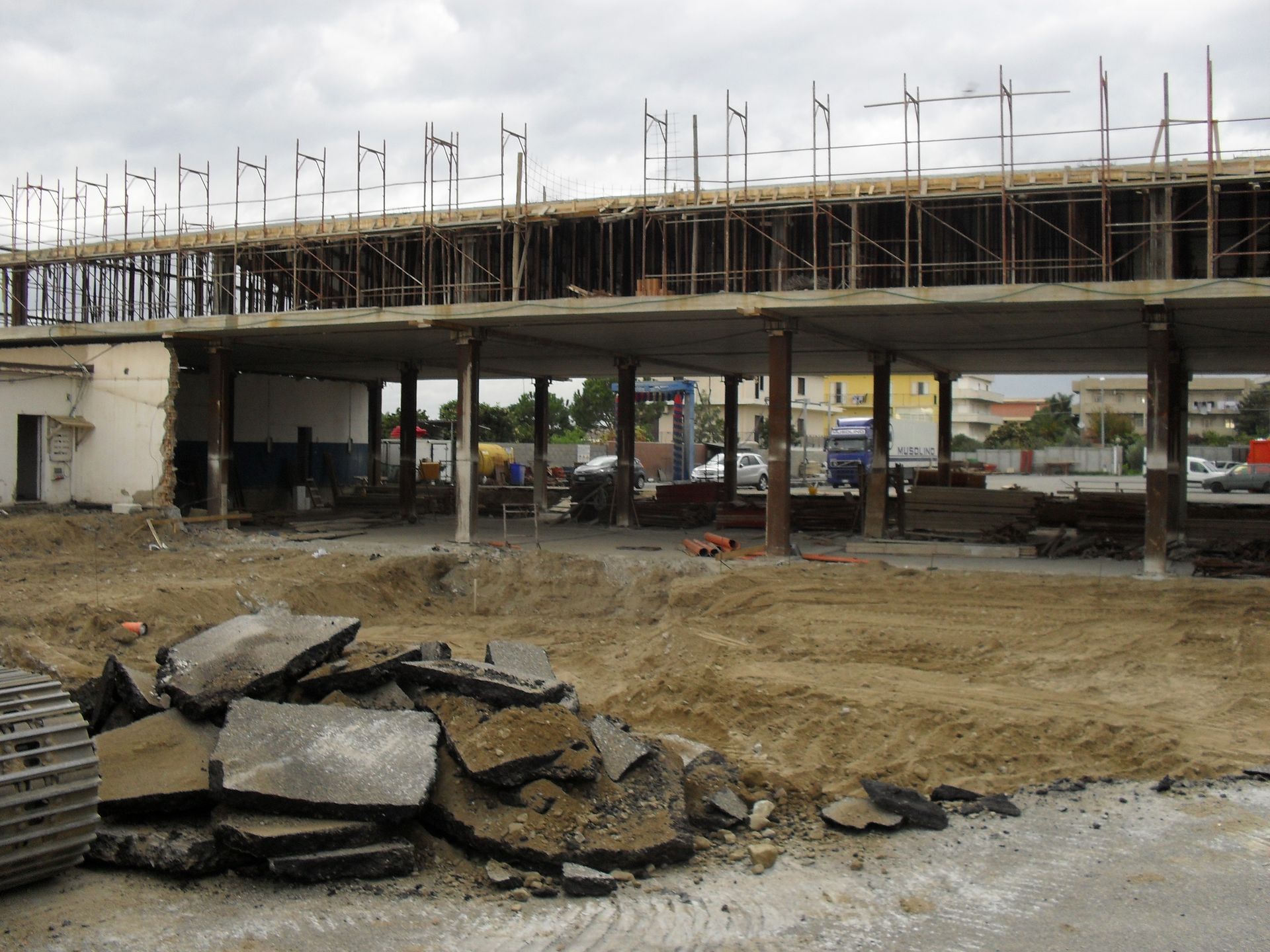 Un edificio in costruzione con un mucchio di terra davanti