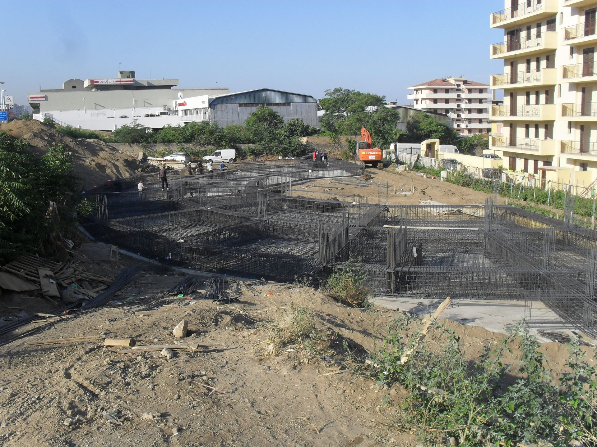 Un cantiere con un grande edificio sullo sfondo